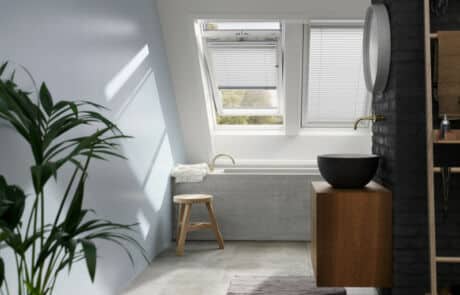 VELUX jaloezie in een badkamer