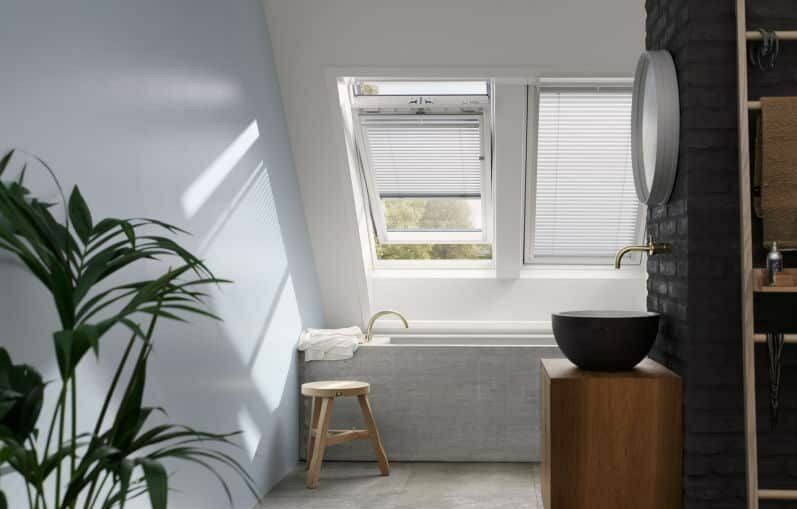 VELUX jaloezie in een badkamer