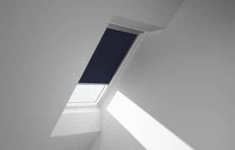 VELUX rolgordijn in het blauw